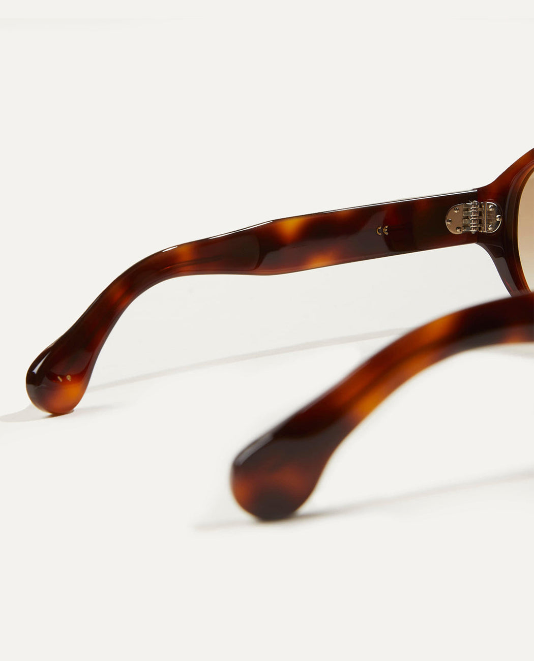 Heavy plastic material round sunglasses