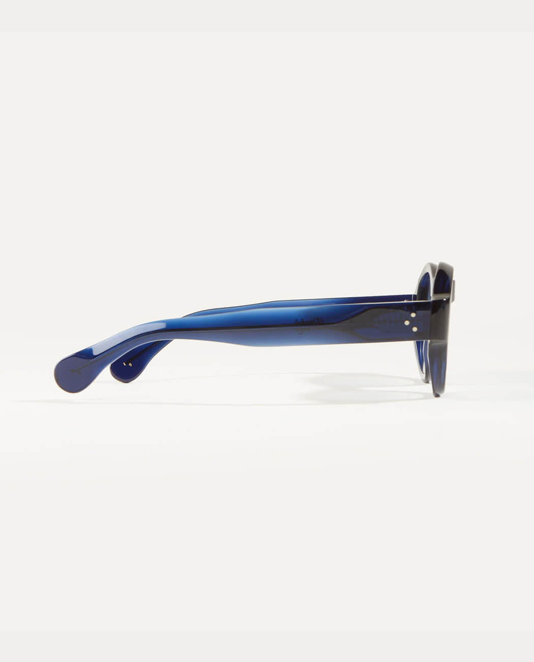Heavy plastic material round sunglasses