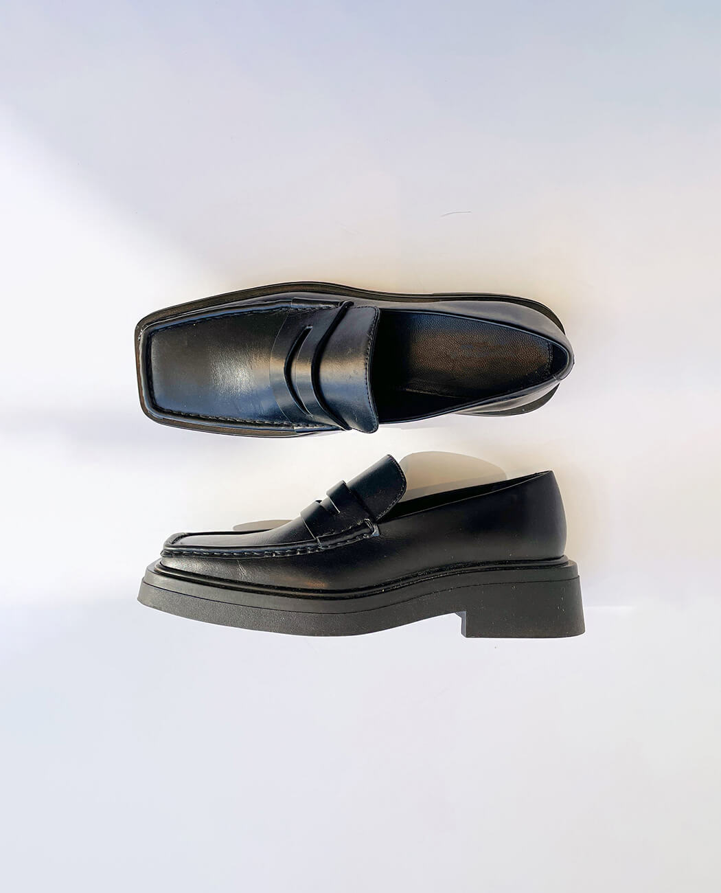 Mocassin noir moderne à talon pour homme 