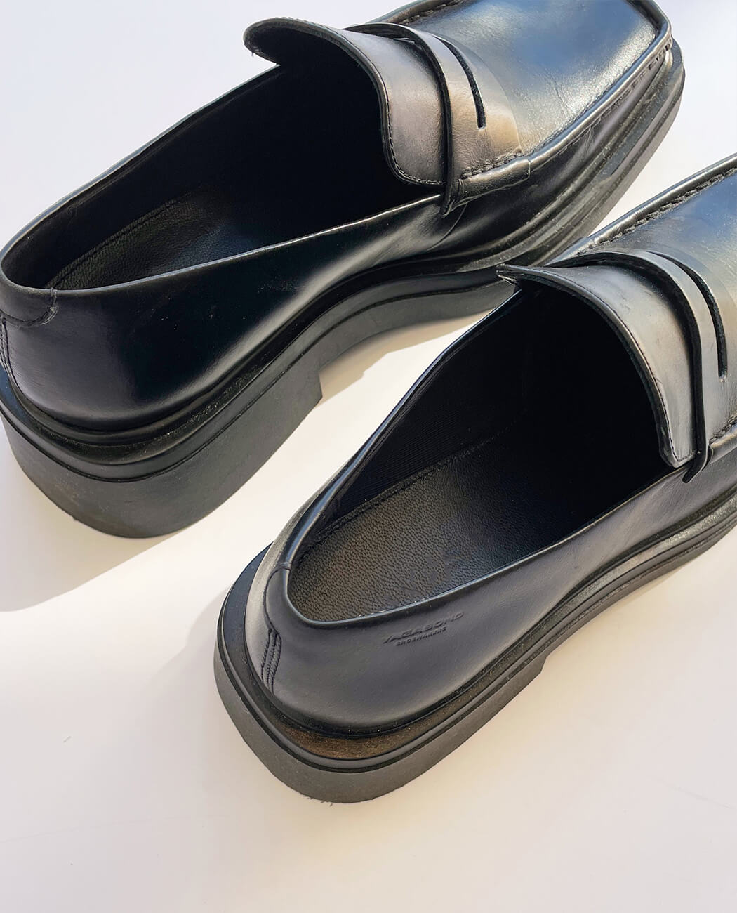 Mocassin noir moderne à talon pour homme 
