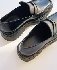 Mocassin noir moderne à talon pour homme 