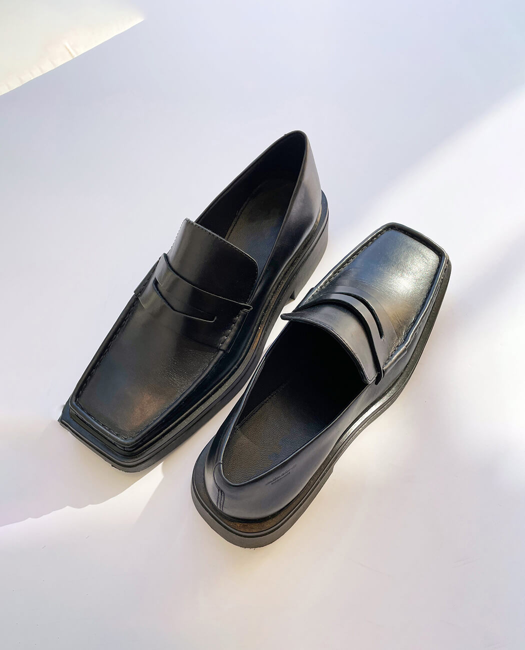 Mocassin noir moderne à talon pour homme 
